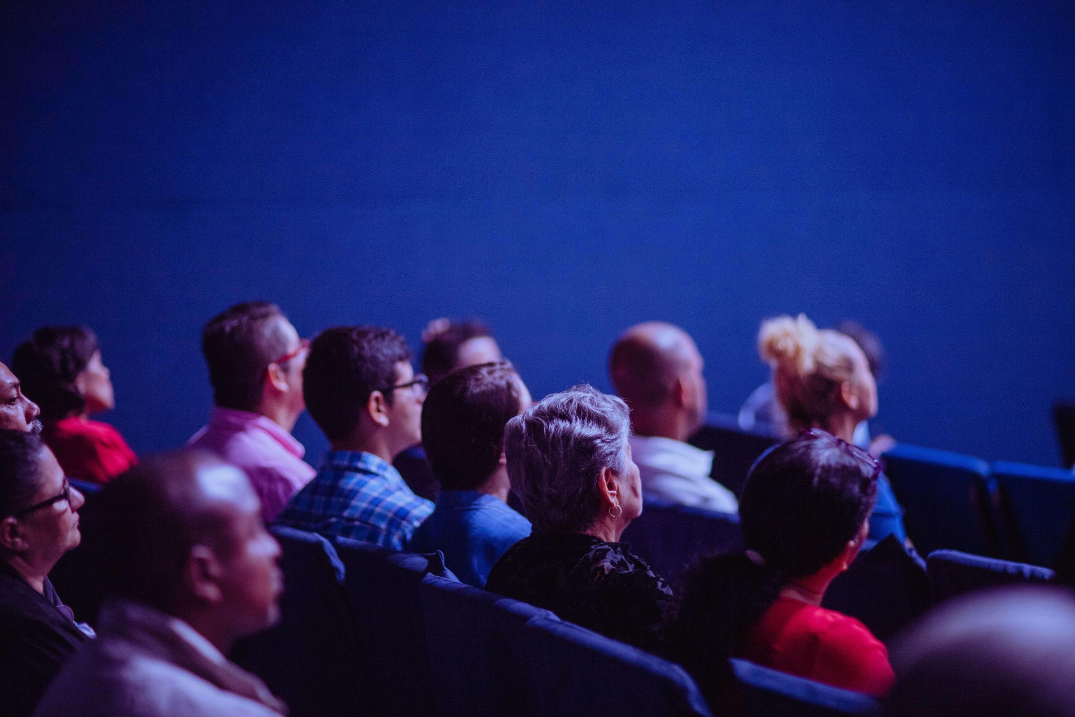 olILwsnQMaSSAYf5p2BQ_people-sitting-on-gang-chairs-2774556.jpg